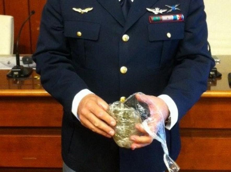 Preso in stazione con un etto di droga 