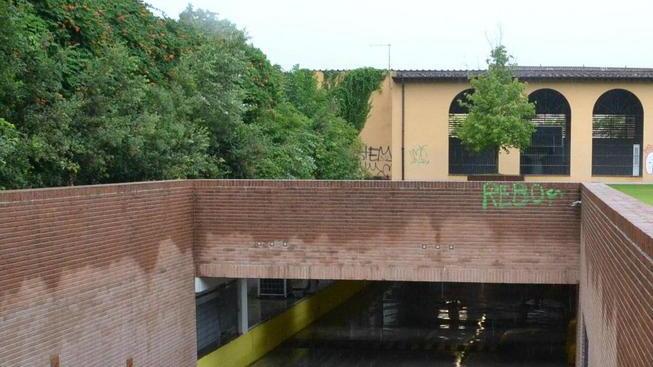Vandali in erba fanno danni con l’estintore alla Mazzini