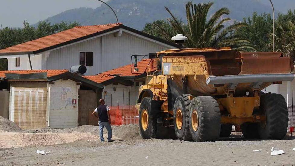 Ghiaia contro l’erosione: via al ripascimento