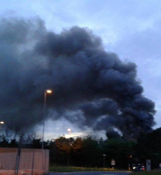 Brucia baracca accanto a una villetta 