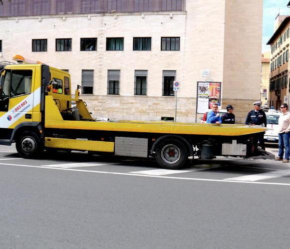 Sosta mordi e fuggi addio via alle prime rimozioni 