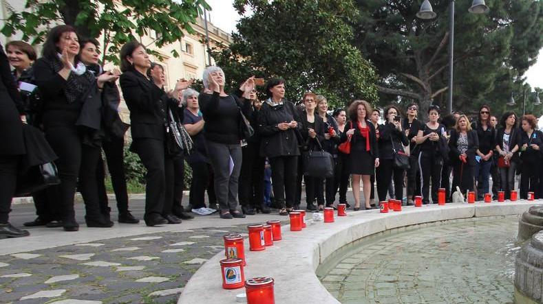 Scuola, insegnanti vestite di nero contro la riforma