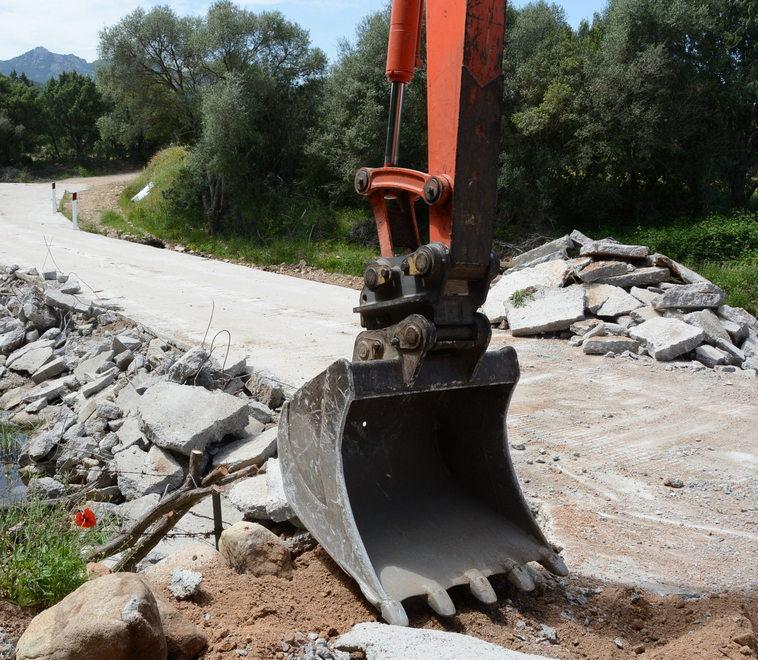 Demolito dalle ruspe il ponte sul rio Tortu Caccia al costruttore 