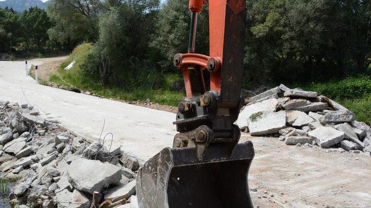 Demolito dalle ruspe il ponte sul rio Tortu Caccia al costruttore