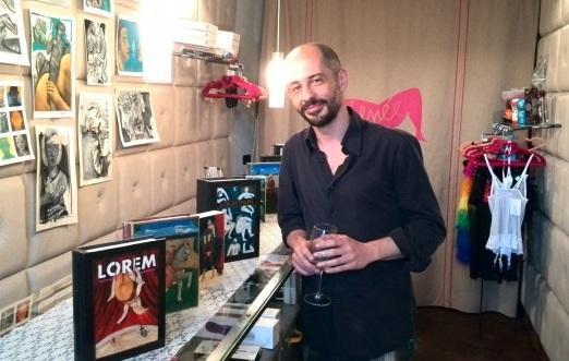L’artista va in mostra al sexy shop 