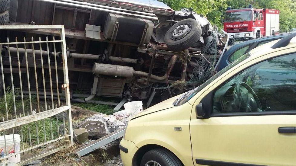Sbanda con il camion e si rovescia