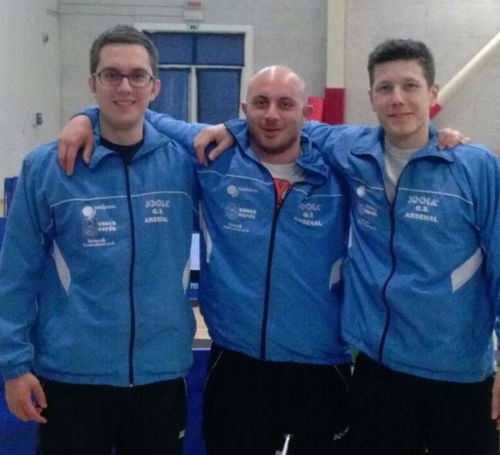 Il brindisi dell’Arsenal alla doppia promozione 