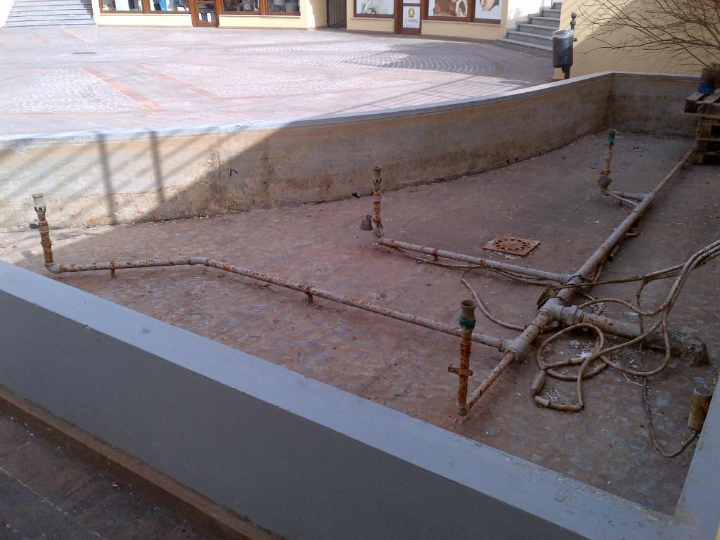 Alghero, sporca e all'asciutto la fontana di Piazza dei Mercati 