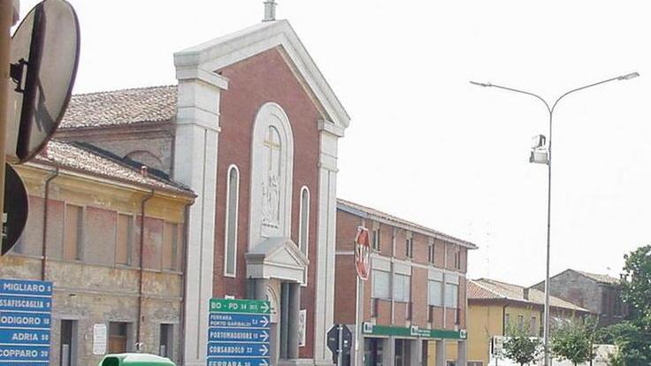 Urla disturbano la messa prete chiama i carabinieri