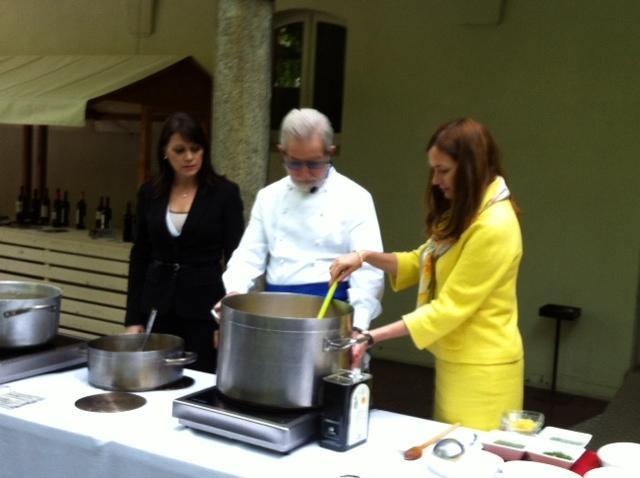 L'assessore regionale Elisabetta Falchi aiuta lo chef di Santadi Sergio Mei a preparare la fregula
