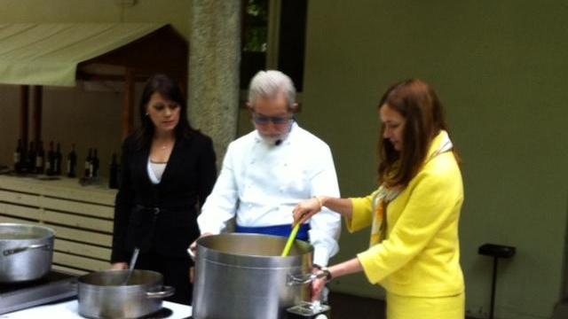 L'assessore regionale Elisabetta Falchi aiuta lo chef di Santadi Sergio Mei a preparare la fregula