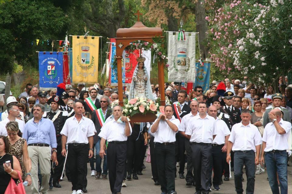 Processione con la statua della Madonna di Luogosanto 