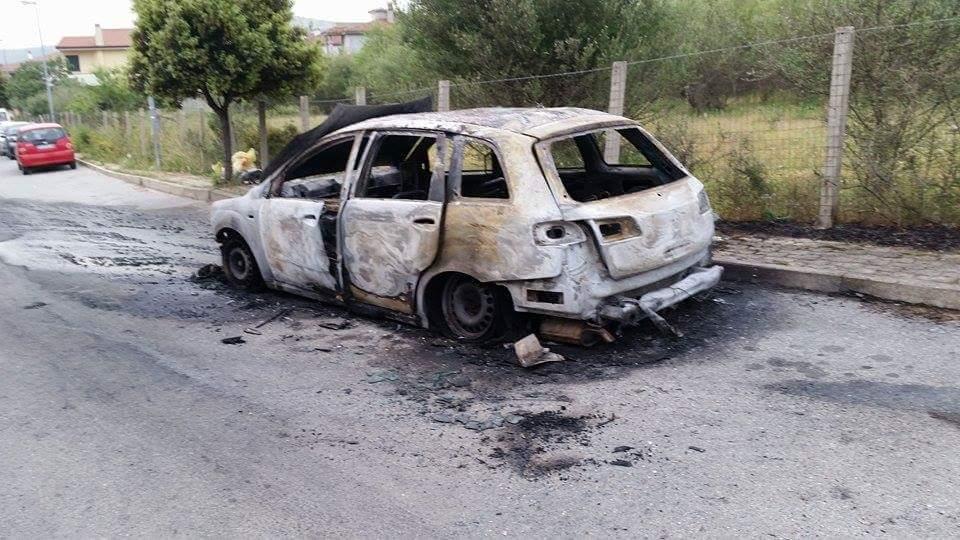 L'auto del portiere del Siniscola distrutta dalle fiamme 