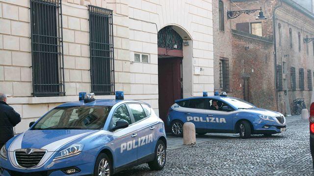 Appuntamento in centro a Ferrara per fare sesso, ma lui non gradisce e lei dà in escandescenze