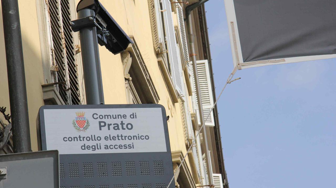 Una delle sei telecamere collocate in centro a Prato (foto Batavia)