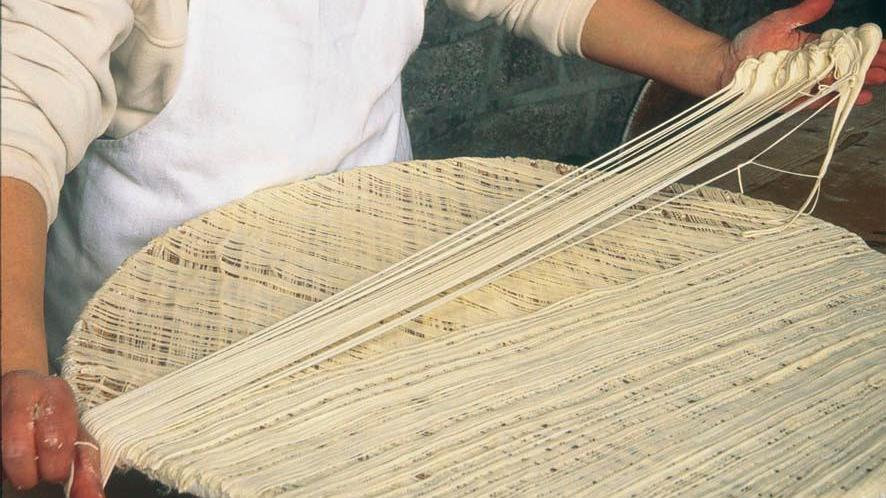 La preparazione del filideu richiede mani sapienti
