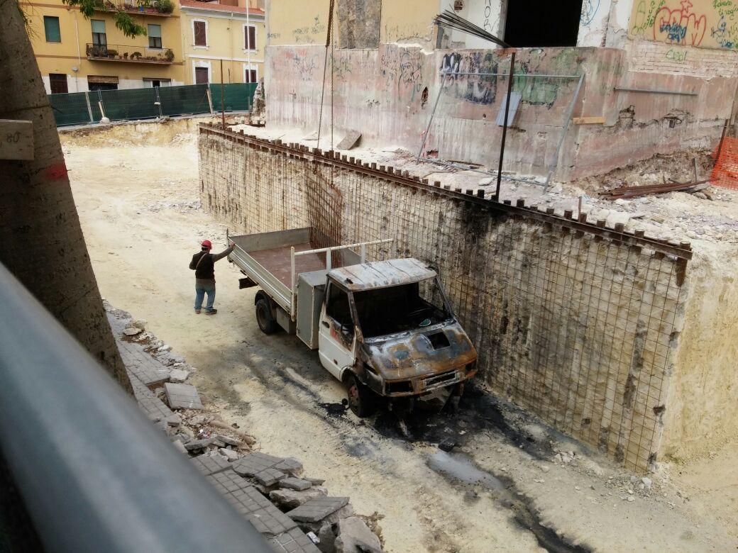 Il furgone distrutto dall'incendio