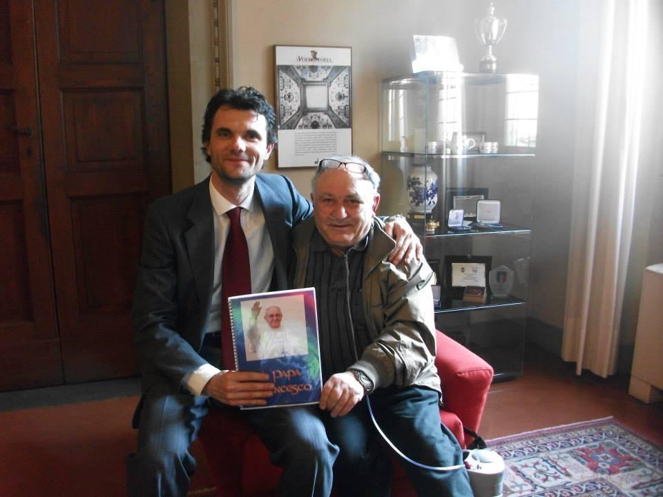 Salvatore Sessa presenta la partitura al sindaco Matteo Biffoni