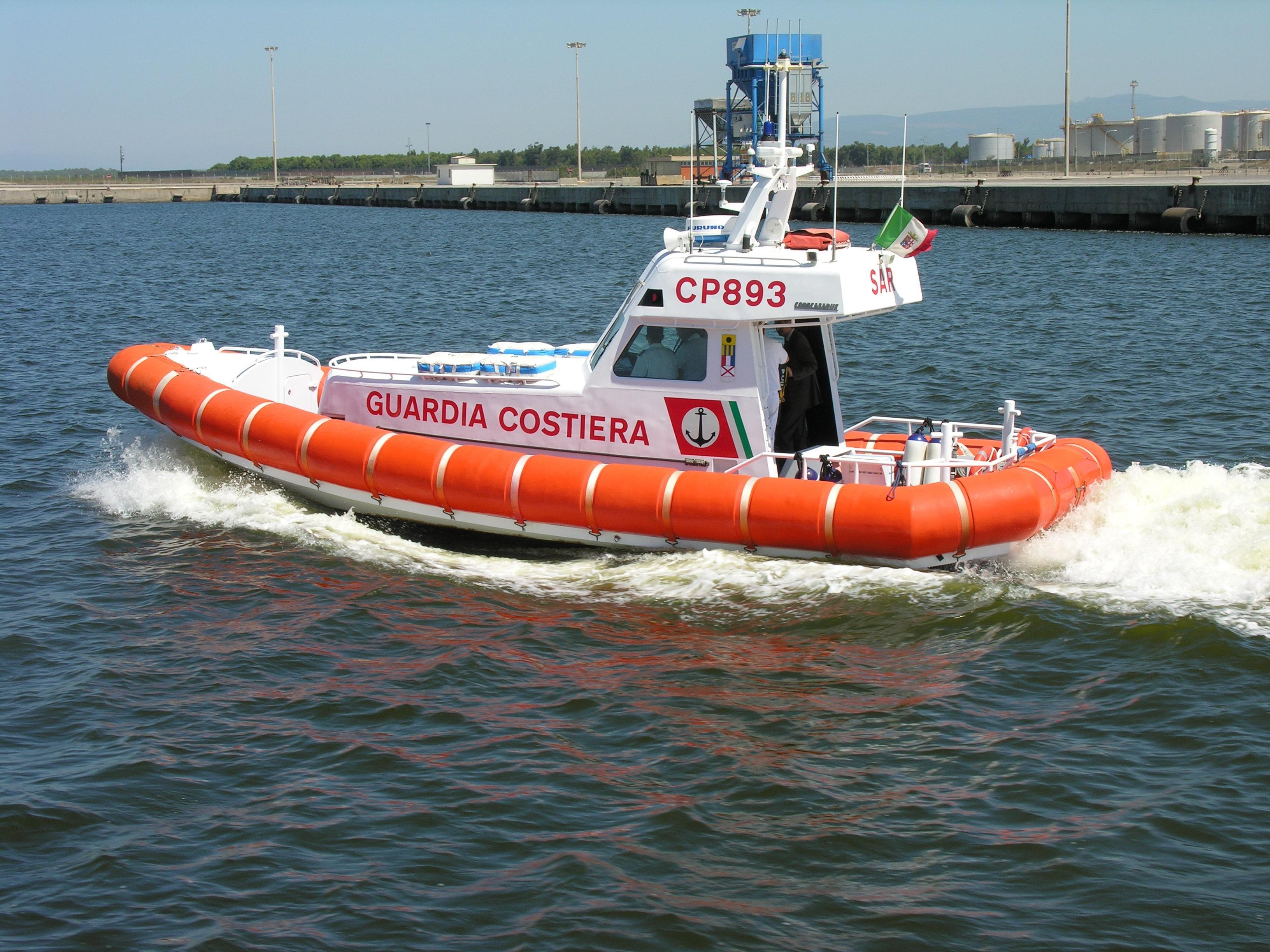 Il mezzo di soccorso della guardia costiera di Oristano