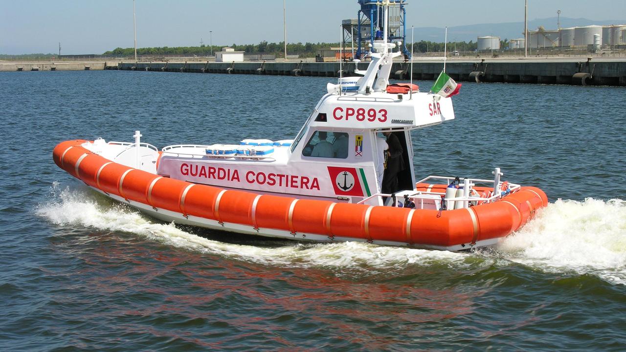 Il mezzo di soccorso della guardia costiera di Oristano