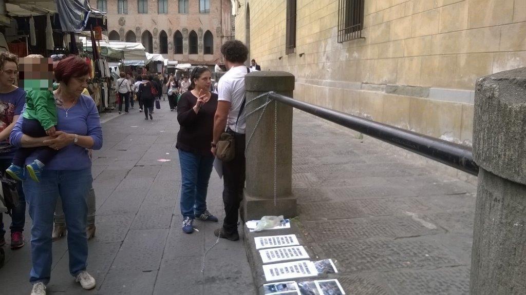 L'uomo incatenato davanti al tribunale di piazza Duomo mentre parla con Rosalia Billero