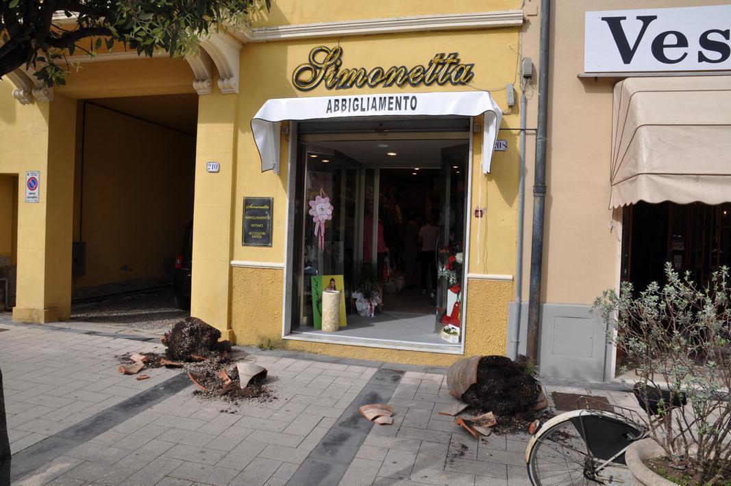 Le fioriere distrutte dai vandali in corso Matteotti a Cecina