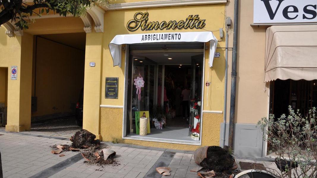 Le fioriere distrutte dai vandali in corso Matteotti a Cecina