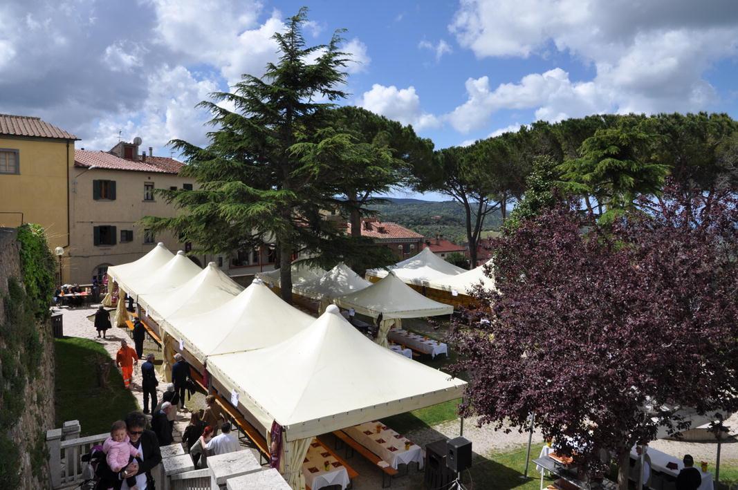 Il pranzo in piazza a Castagneto