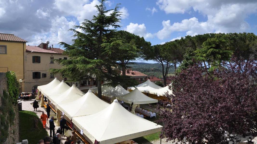 Il pranzo in piazza a Castagneto