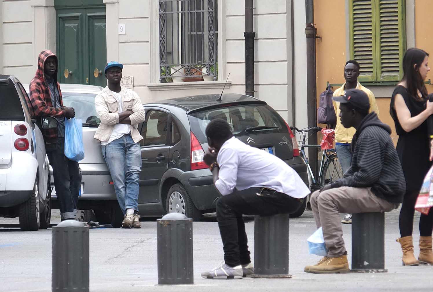 Alcuni parcheggiatori abusivi