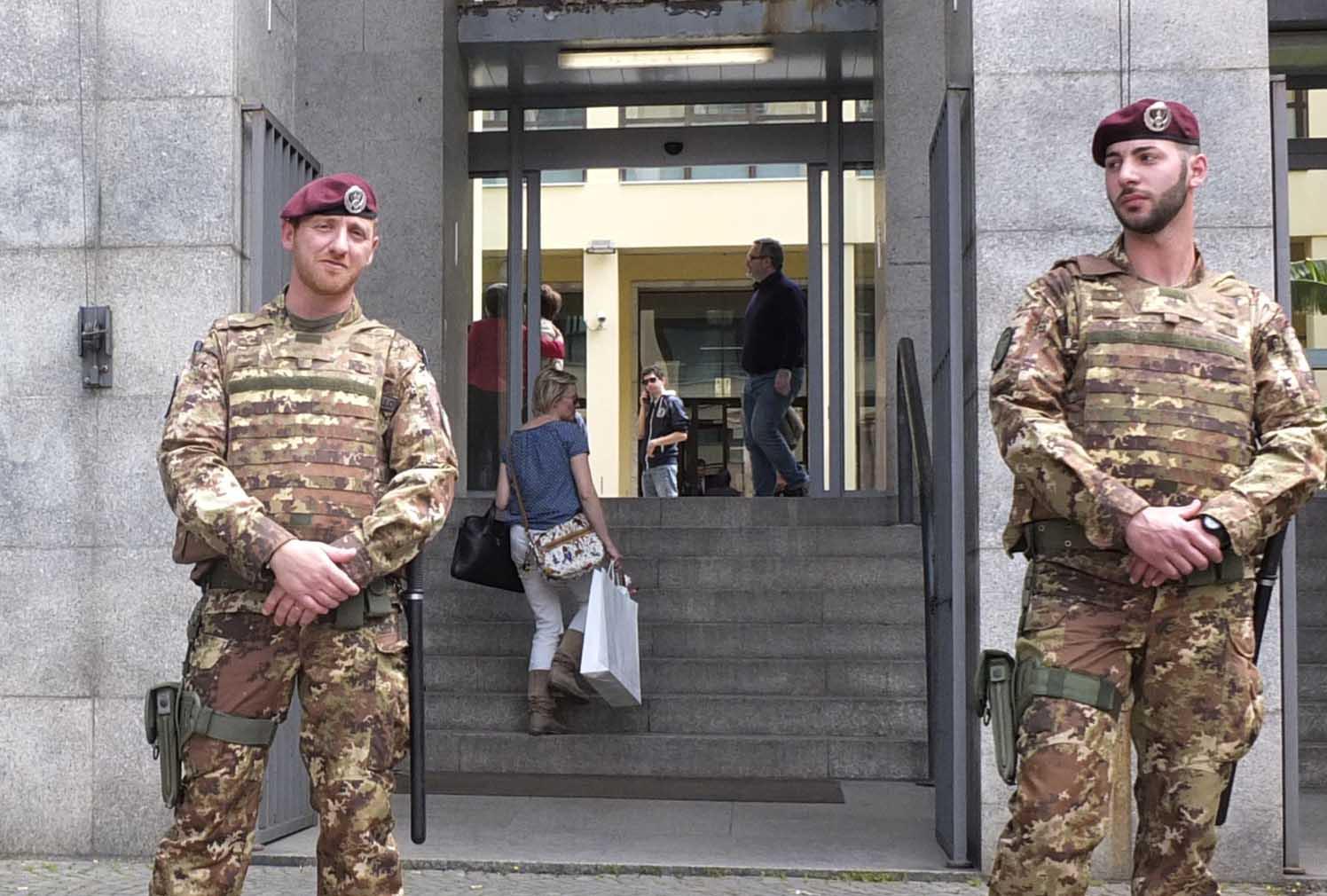Militari davanti al Palazzo di giustizia