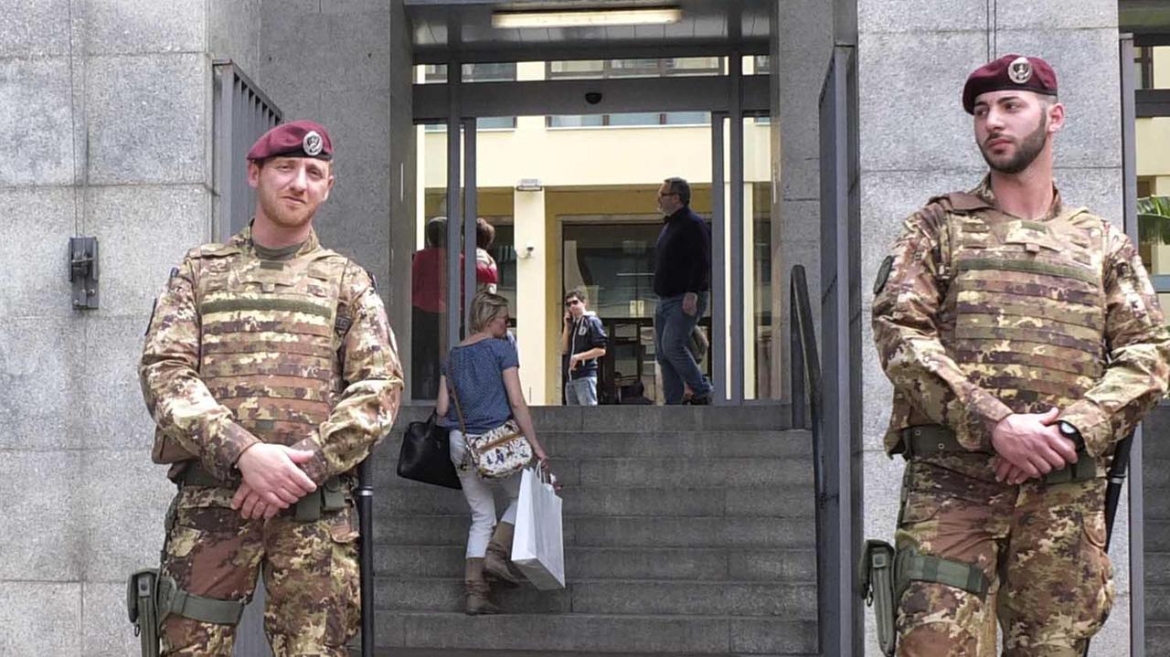 Militari davanti al Palazzo di giustizia