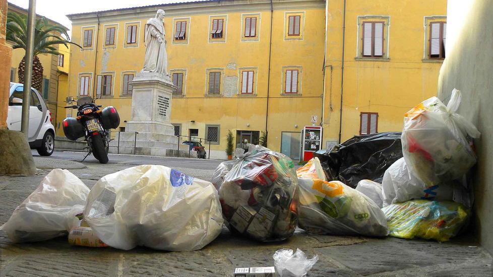 Spazzatura e strade sporche, il Comune fa le pulizie di primavera