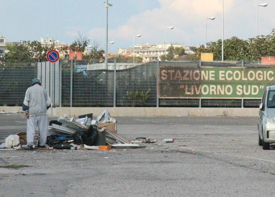 Lascia i mobili per strada: filmato dalle telecamere 