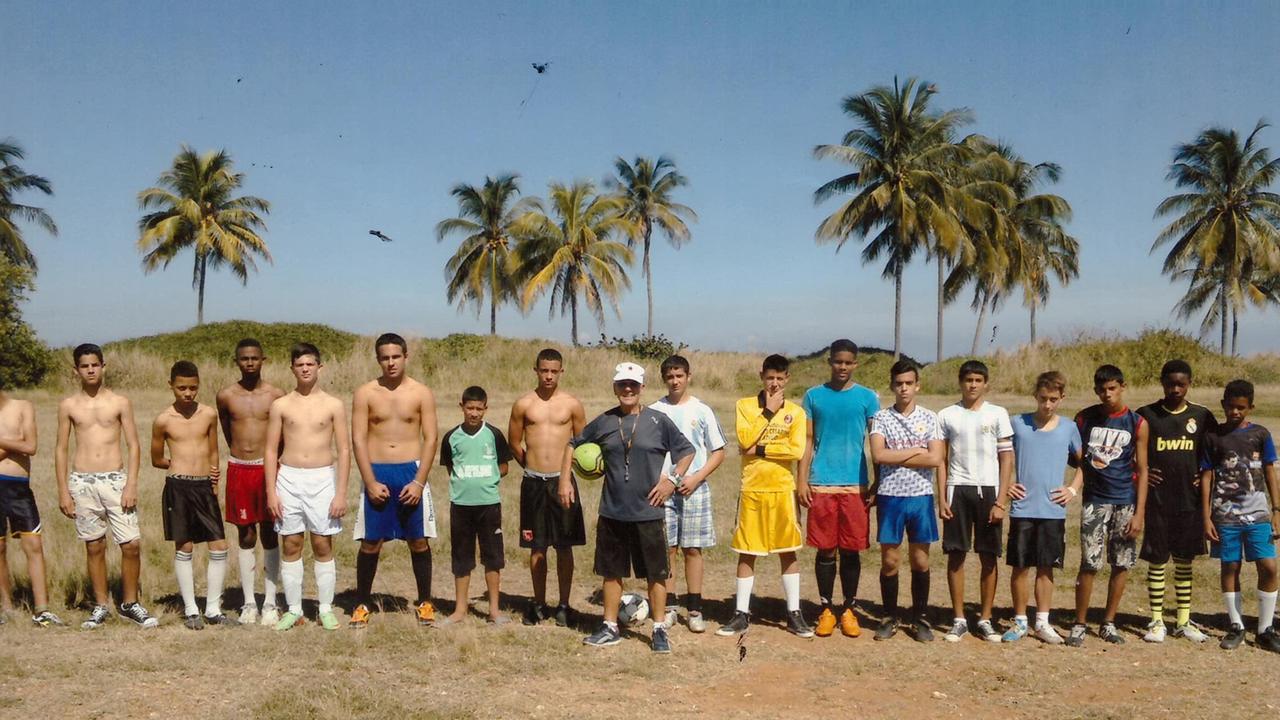 Giorgio Chisci con alcuni dei suoi giocatori dell'Habana del Este