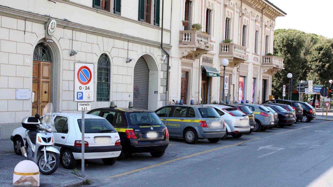 La caserma della Guardia di finanza in piazza Garibaldi a Viareggio