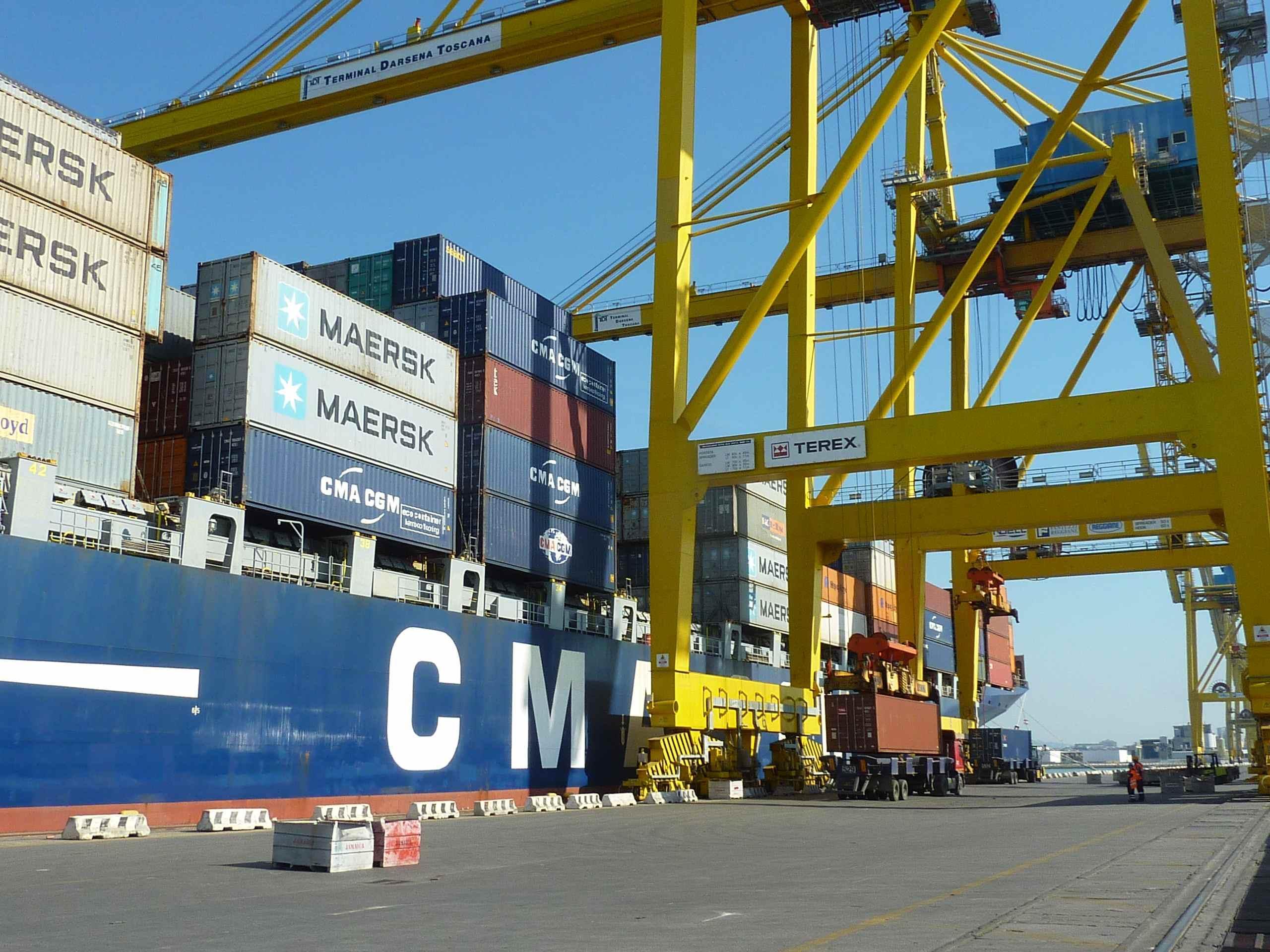 Nave portacontainer al terminal Tdt in Darsena Toscana