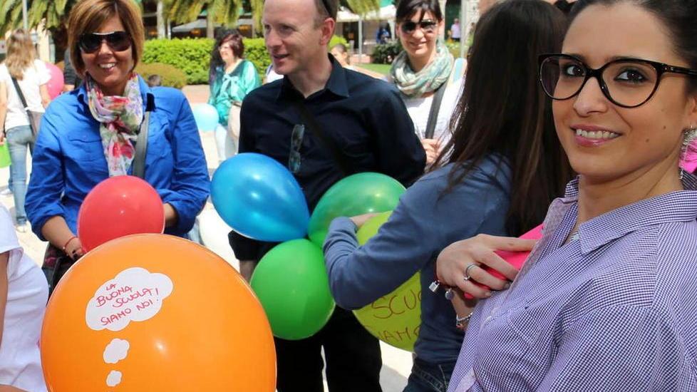 Montecatini, in piazza con i bimbi e i palloncini