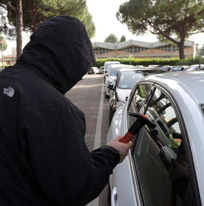 Spaccano vetri e rubano nelle auto decine di furti nel parcheggio 