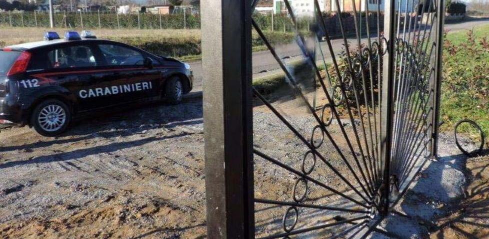 Riconosce il cancello rubato a casa sua e chiama i carabinieri 