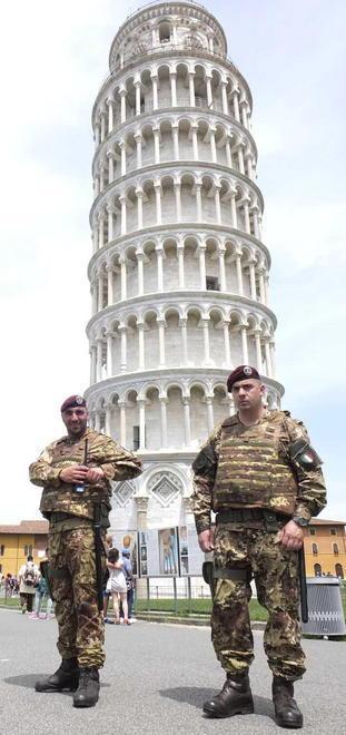  Militari sotto la Torre e a Palazzo di giustizia 