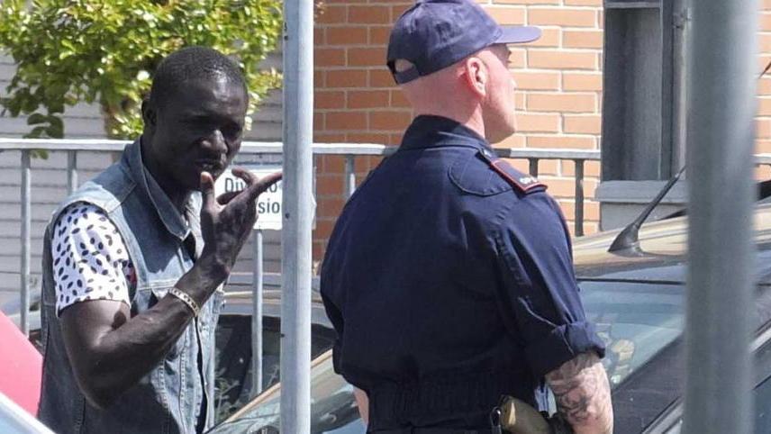 Assalto dei parcheggiatori ogni giorno rischio di rissa