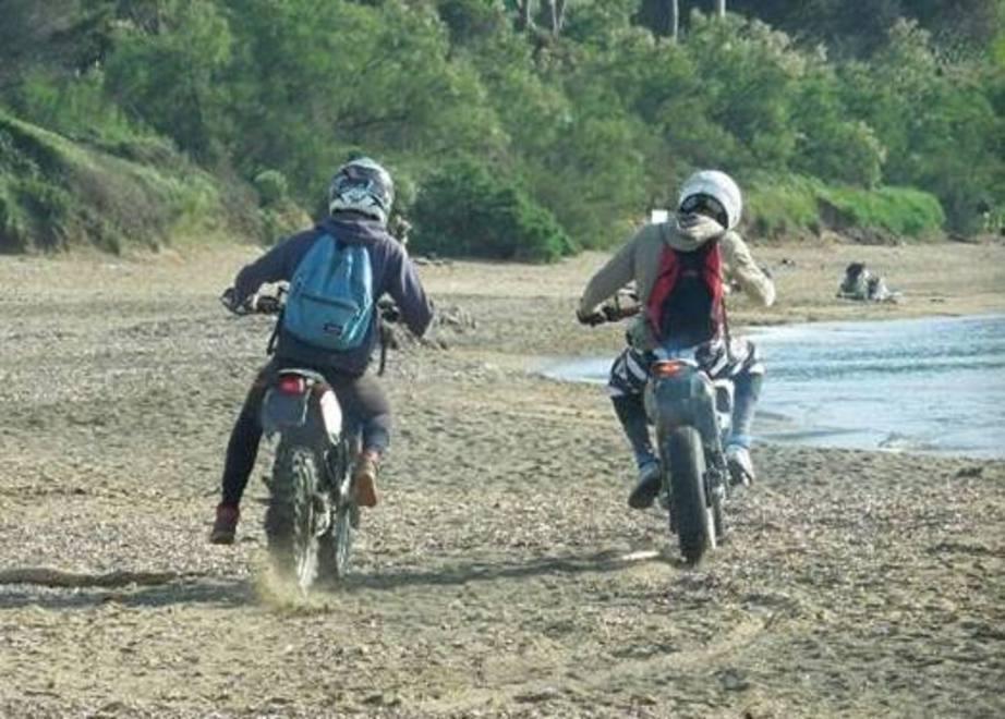 In moto sulla spiaggia di Baratti