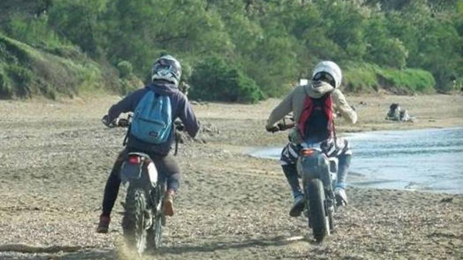 In moto sulla spiaggia di Baratti