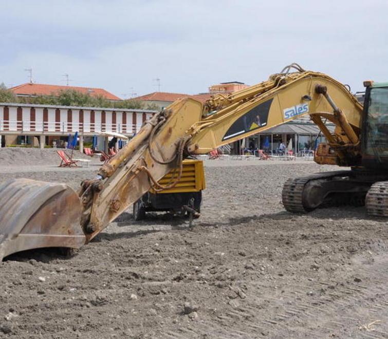 La Salesa ha portato ruspa e compressore