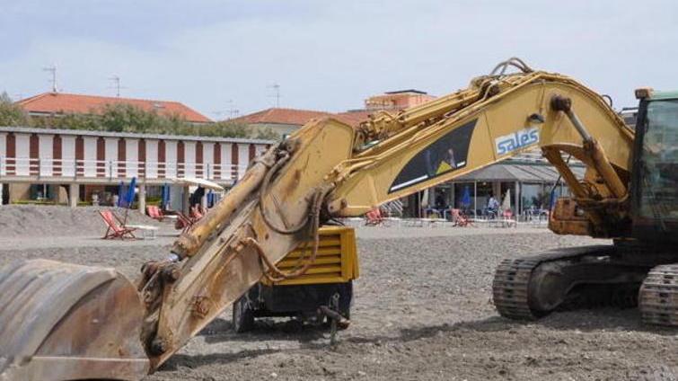 La Salesa ha portato ruspa e compressore