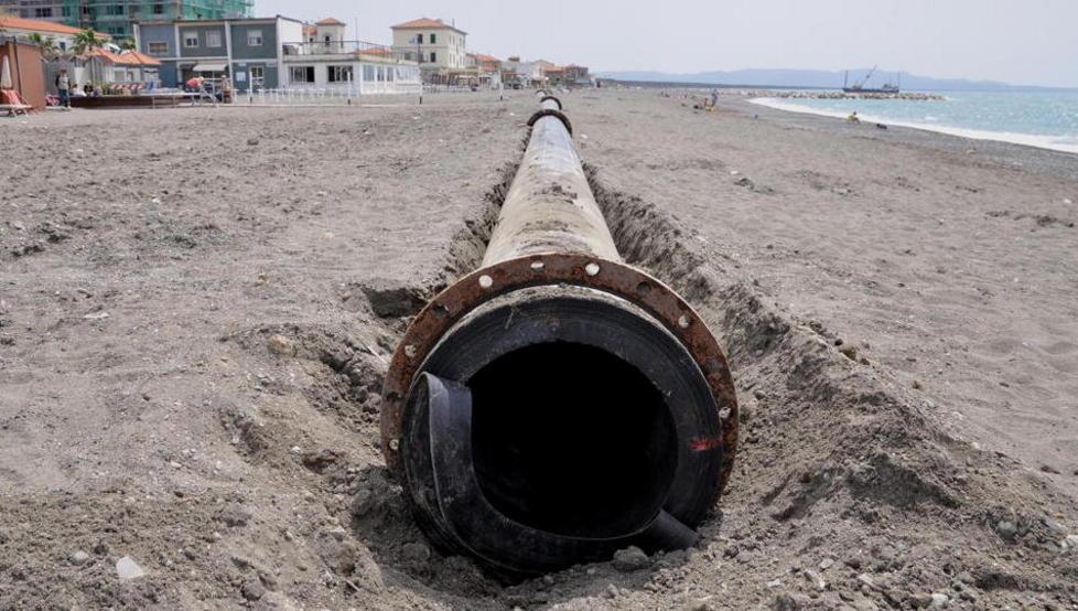 Via il tubone dalla spiaggia anticipato l’intervento 
