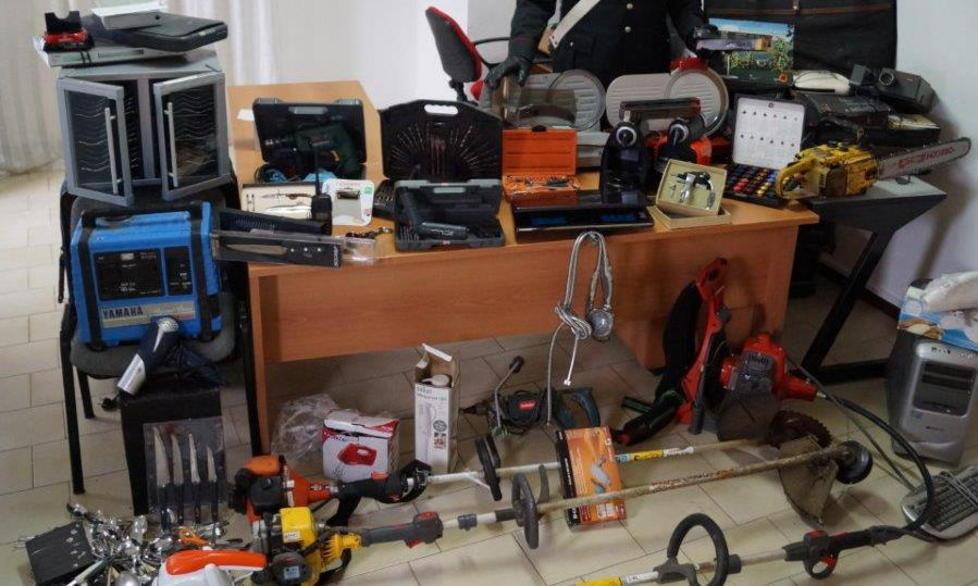 Centinaia di oggetti rubati in casa: arrestati