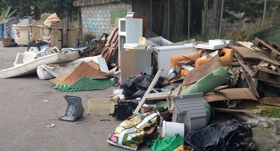 Quintali di rifiuti abbandonati 