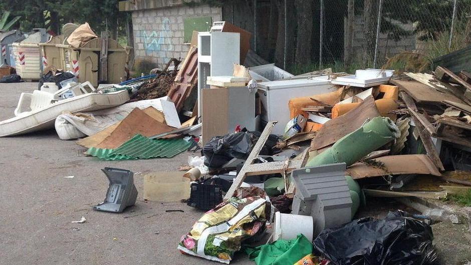 Quintali di rifiuti abbandonati